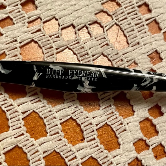 EUC DIFF Rise Cateye Sunglasses. Black & White Frames w/Blue Mirrored Lenses. - Picture 9 of 10